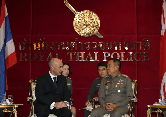 Der britische Botschafter Mark Kent (links) und Thailands Polizeichef Somyot Pumpunmuang in Bangkok bei einer Medienkonferenz (2. Oktober).