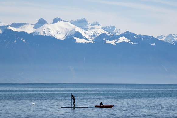 Children kayak and stand up paddle on Lake Geneva in Saint-Sulpice, Switzerland, Friday, April 6, 2018. (KEYSTONE/Valentin Flauraud)