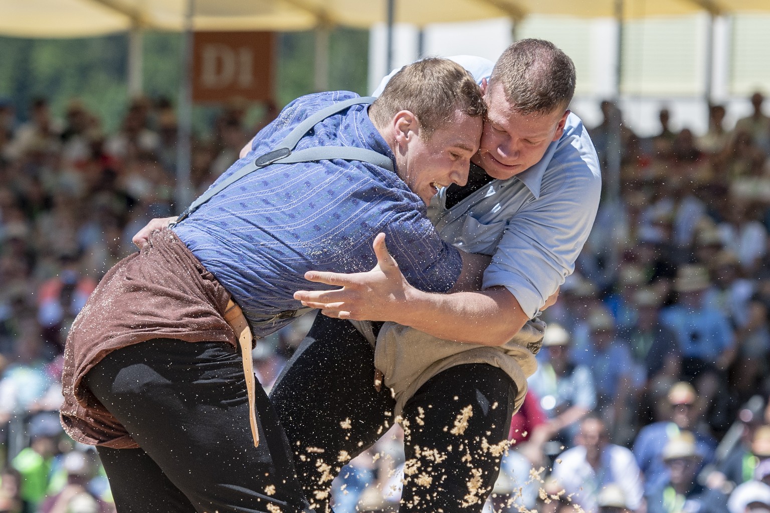 Pirmin Reichmuth, rechts, und Joel Wicki, links, im 4. Gang beim Luzerner Kantonalen Schwingfest vom Sonntag, 2. Juni 2019 in Willisau. (KEYSTONE/Urs Flueeler)