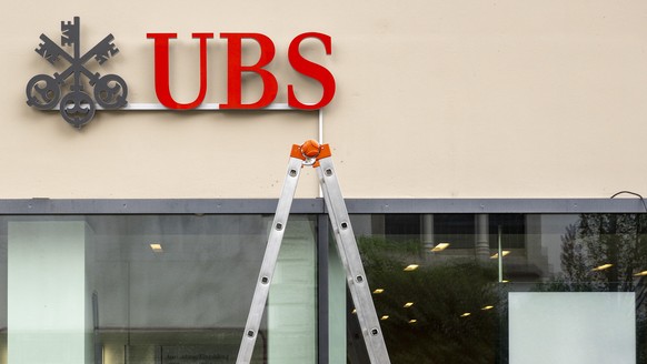 Die ehemalige Filiale der Bank Credit Suisse am Zollrain, neu mit dem Logo der UBS und dem Hinweis, dass die Credit Suisse ein Teil des UBS-Konzerns ist, in Rheinfelden, am Freitag, 3. Mai 2024. In ei ...