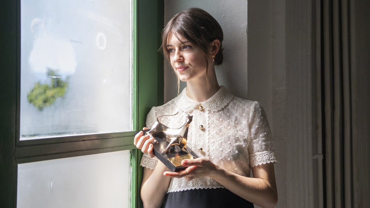 epa10107836 English actor Daisy Edgar-Jones of the Film 'Where the Carwadas Sing' poses with the Pardo Leopard Club Award at a photocall at the 75th Locarno International Film Festival in Lo ...