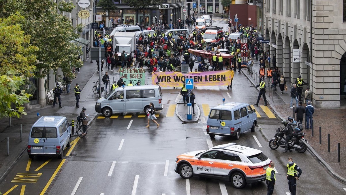 Des militants de l’organisation climatique «Extinction Rebellion» bloquent une rue du centre-ville de Zurich le lundi 4 octobre 2021.