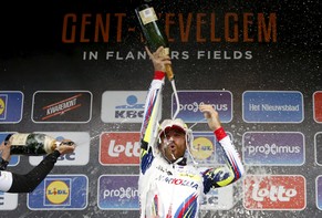 Paolini feiert seinen Sieg.