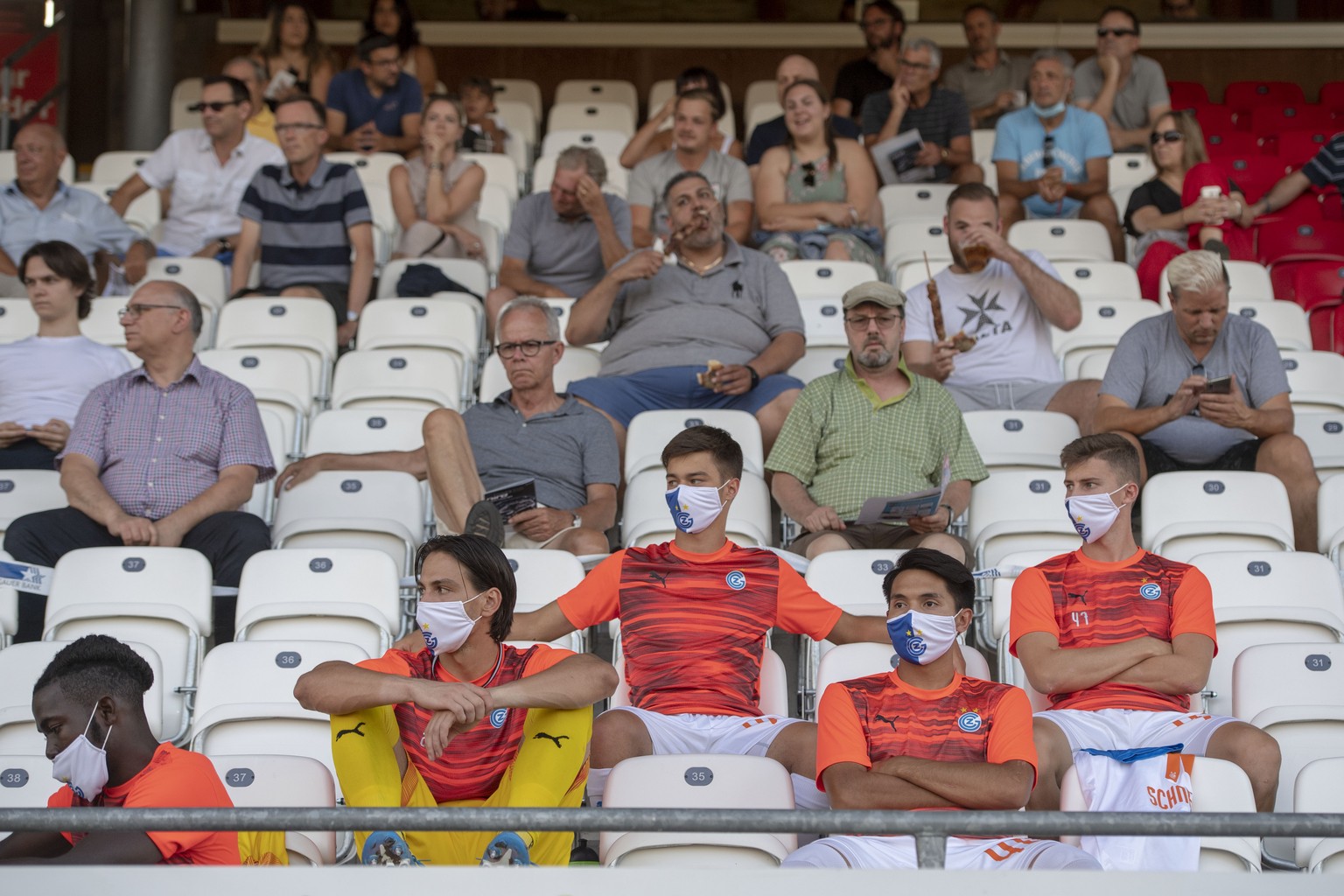 Die Ersatzspieler von GC und Fans von Aarasu auf der Haupttribuene beim Challenge League Meisterschaftsspiel zwischen dem FC Aarau und den Grasshoppers vom Donnerstag, 30. Juli 2020 in Aarau. (KEYSTON ...