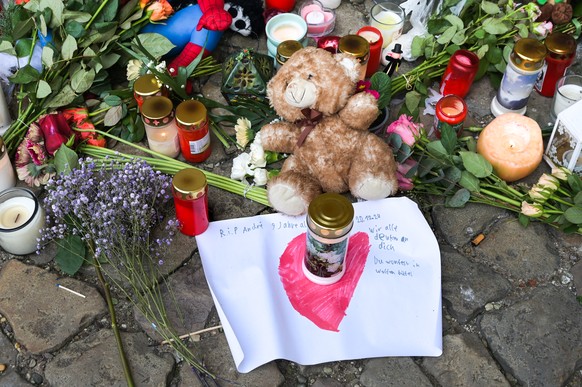 28.12.2024, Sachsen-Anhalt, Magdeburg: Ein Teddy, Kerzen und ein Abschiedsbrief an das j�ngste Opfer des Anschlags von Magdeburg liegen vor der Johanniskirche. Vier Tage vor Heiligabend gab es einen A ...