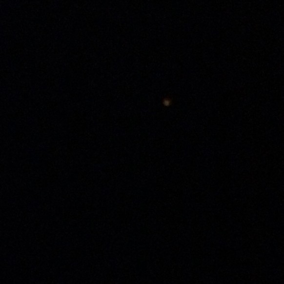 (Der Mond ist das dort oben. Das unten ist der Üetliberg.)