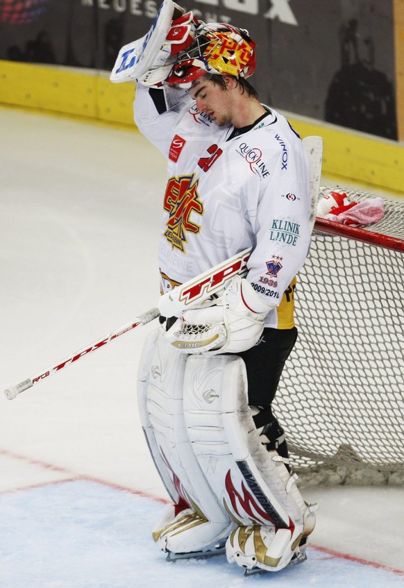 Der Bieler Goalie Reto Berra reagiert nach einem weiteren Gegentreffer, beim Eishockey Meisterschaftsspiel der National League A zwischen den ZSC Lions und dem EHC Biel Bienne, am Dienstag, 6. Oktober ...