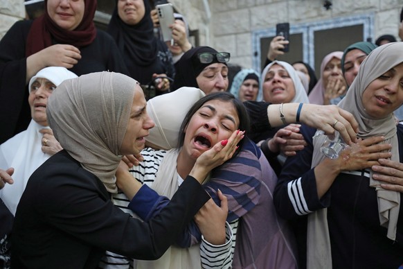 epaselect epa10784355 Palestinian relatives react as the body of Mahmoud Abu Saan is prepared for his funeral at Tulkarem city after he - according to the Palestinian Health Ministry - was shot dead b ...
