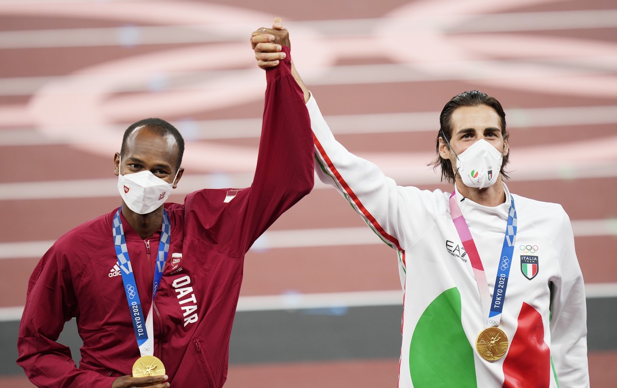 epa09387668 Joint gold medalists Mutaz Essa Barshim (L) of Qatar and Gianmarco Tamberi of Italy during the medal ceremony for the Men's High Jump at the Athletics events of the Tokyo 2020 Olympic ...