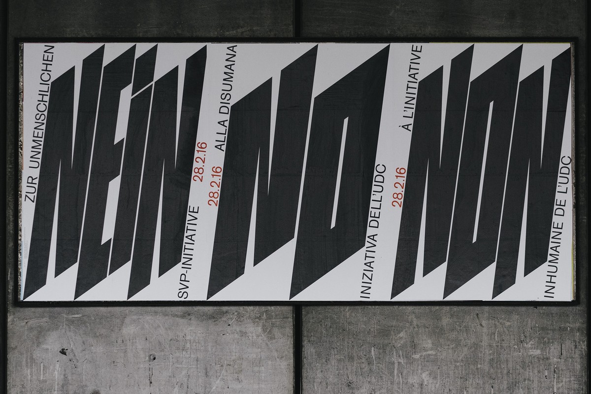 Ein Plakat mit der Aufschrift "Nein, No, Non" gegen die Durchsetzungsinitiative der SVP, am Dienstag 9. Februar 2016, am Bahnhof Stadelhofen in Zuerich. Hinter der Aktion "dringender-au ...