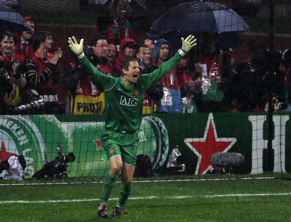 epa01353211 Edwin Van Der Sar of Manchester United celebrates the victoryduring the UEFA Champions League final between Manchester United and FC Chelsea at the Luzhniki stadium in Moscow, Russia, 21 M ...
