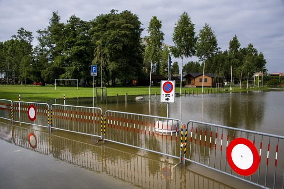 Une vue sur l&#039;eau qui recouvre le parking du restaurant de la Plage lors de la montee de l&#039;eau du lac de Neuchatel suite aux fortes precipitations des derniers jours le samedi 17 juillet 202 ...