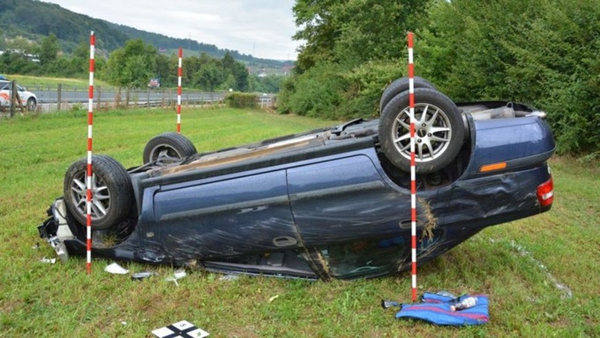 Bei einem Selbstunfall vom Sonntagmorgen ist ein Auto in Lausen BL auf dem Dach gelandet. Die zwei Insassen konnten sich selbstständig aus dem Wrack befreien.