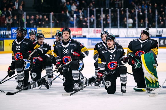 Dave Sutter (HCFG), Julien Sprunger (HCFG), Kevin Nicolet (HCFG), et Loic Galley (HCFG), depuis la gauche, devant les supporters a la fin du match du championnat suisse de hockey sur glace de National ...