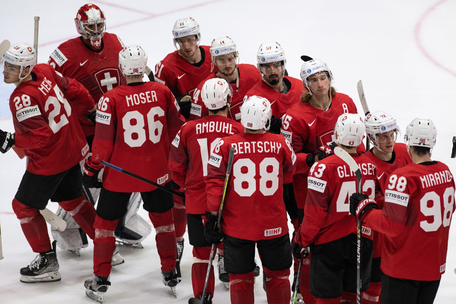 epa09967484 Switzerland&#039;s players celebrate their victory during the IIHF Ice Hockey World Championship group A preliminary round match between Switzerland and France in Helsinki, Finland, 22 May ...