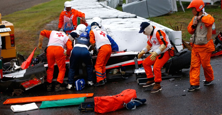 Rettungskräfte bergen den verunfallten Bianchi aus seinem Auto. Letztlich kam jede Hilfe zu spät.