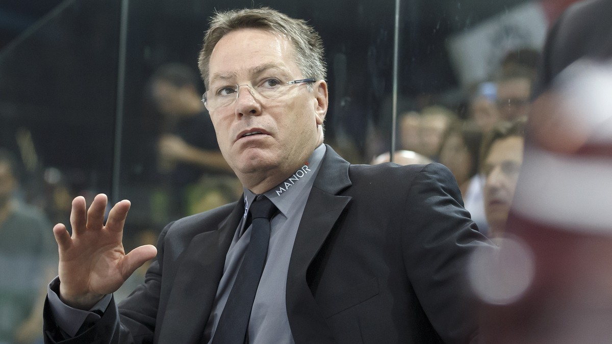 Geneve-Servette's Head coach Chris McSorley gestures, during the game of National League A (NLA) Swiss Championship between Geneve-Servette HC and SCL Tigers, at the ice stadium Les Vernets, in G ...