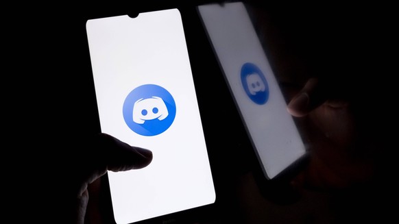 Logo Photo Illustration The Discord logo displays on a smartphone screen in Athens, Greece, on September 26, 2024. Athens Greece PUBLICATIONxNOTxINxFRA Copyright: xNikolasxKokovlisx originalFilename:  ...