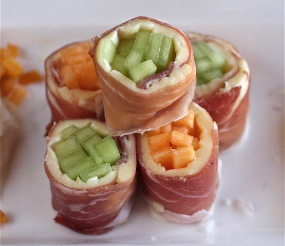 http://www.thehopelesshousewife.com/?hhw_recipes=prosciutto-sushi-rolls-melon-brie#_a5y_p=1093889 prosciutto crudo melone sushi