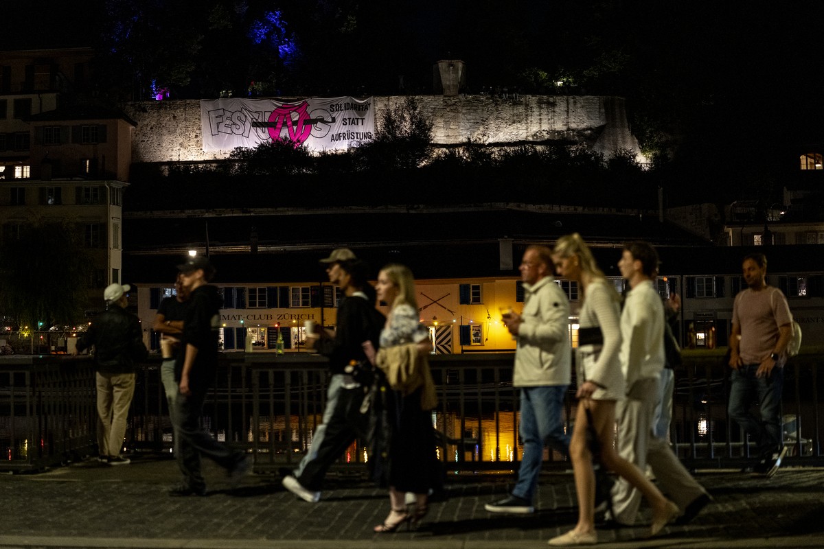 Ein Banner der Aktivisten haengt an der Mauer des Lindenhofs am Freitag, 28. August 2026 in Zuerich. Linksautonome Aktivisten haben am Freitag den Lindenhof besetzt. Sie fordern "Solidaritaet sta ...