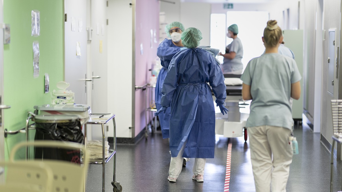 Aerzte und Pflegepersonal behandeln die kranken Patienten von Covid 19 in der Isolierstation des Spitals in Schwyz am 22. Oktober 2020 in Schwyz (SZ). (KEYSTONE/Gaetan Bally)