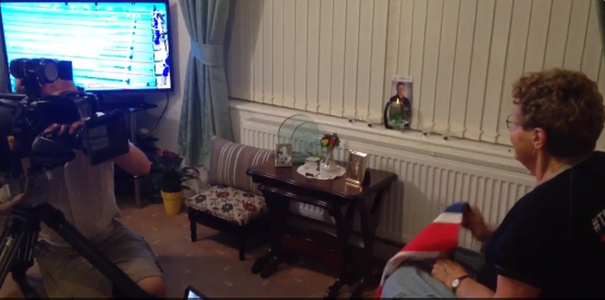 Beim Final berichtet BBC live aus dem Wohnzimmer von Adam Peatys Grossmutter Mavis Williams.
