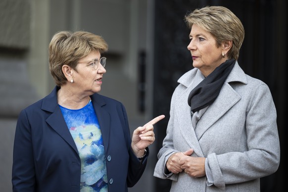 Bundespraesidentin Viola Amherd, links, spricht mit Bundesraetin Karin Keller-Sutter, rechts, kurz vor der Ankunft von Petr Pavel, dem Praesidenten der Tschechischen Republik, (nicht auf dem Foto), au ...