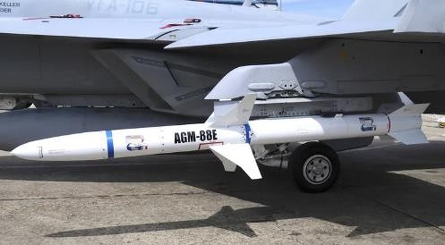 Eine Anti-Radarrakete vom Typ AGM-88 HARM an einem US-Kampfjet: Washington hat die Lieferung der Waffe an die Ukraine bestätigt.