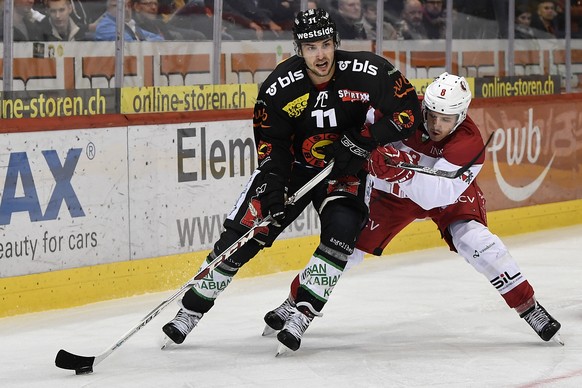 Berns Alain Berger, links, im Duell mit Lausannes Valentin Borlat im Eishockey Meisterschaftsspiel der National League zwischen dem SC Bern und Lausanne HC, am Freitag, 21. September 2017, in der Post ...