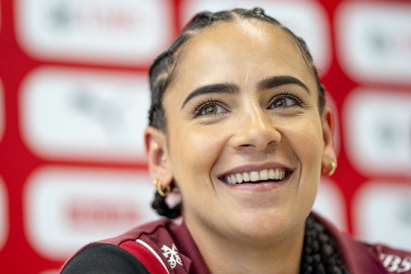 Meriame Terchoun, Spielerin der Schweizer Frauen Fussball Nationalmannschaft, spricht waehrend einer Medienkonferenz, am Freitag, 13. Juni 2025 in Magglingen. Das Schweizer Frauen Nationalteam befinde ...