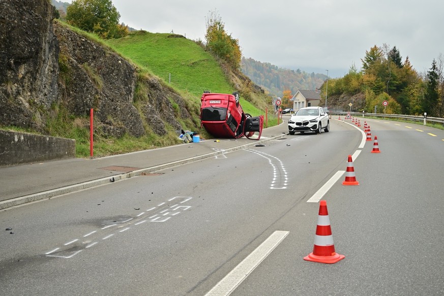 Am Freitag (17.10.2025), kurz vor 13:30 Uhr, hat sich auf der Umfahrungsstrasse H16 von Ebnat-Kappel ein Unfall mit drei beteiligten Autos ereignet. Eine 80-jährige Frau geriet mit ihrem Auto auf die  ...