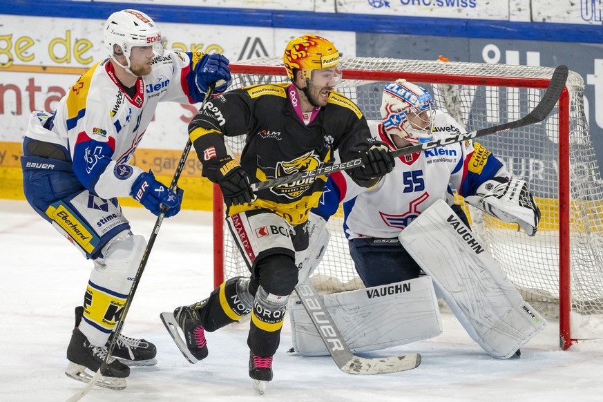 Ajoies PostFinance Top Scorer Philip-Michael Devos, Mitte, gegen, Klotens Martin Ness, links, und Torhueter Juha Metsola, rechts, beim Eishockey-Qualifikationsspiel der National League zwischen dem HC ...