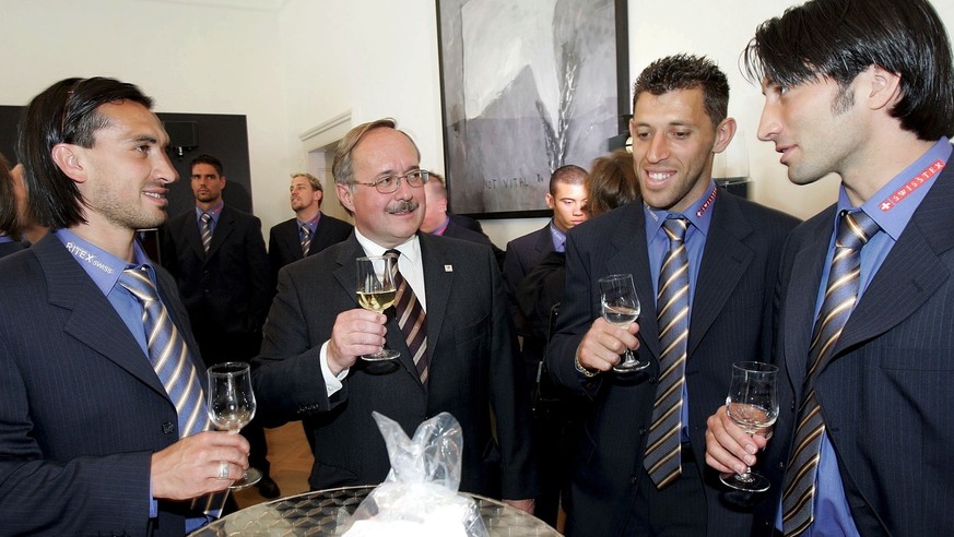 Bundesrat Samuel Schmid, 2. links, im Gespraech mit den Schweizer Fussball Nationalspielern Hakan Yakin, links, Murat Yakin, rechts, und Milaim Rama, 2. rechts, am Samstag, 5. Juni 2004, im Bundeshaus ...