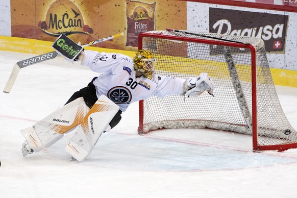 Luganos Goalie Elvis Merzlikins, waehrend dem Eishockey National League Spiel zwischen dem SC Bern und dem HC Lugano, am Freitag 15. Dezember 2017, in der PostFinance Arena in Bern. (KEYSTONE/Marcel B ...