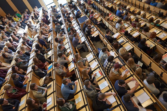 ARCHIV - 10.04.2014, Rheinland-Pfalz, Koblenz: Studenten sitzen bei der Erstsemesterbegr