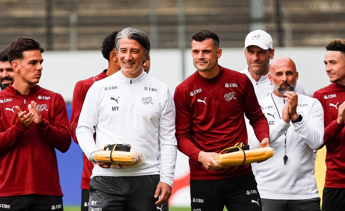 Sport Bilder des Tages Murat Yakin Swiss, Schweiz, Coach, Trainer, Granit Xhaka Swiss, Schweiz, mit dem Geschenk der Stadt Stuttgart GER, Training Fussball Herren Nationalmannschaft Schweiz, Swiss, UE ...