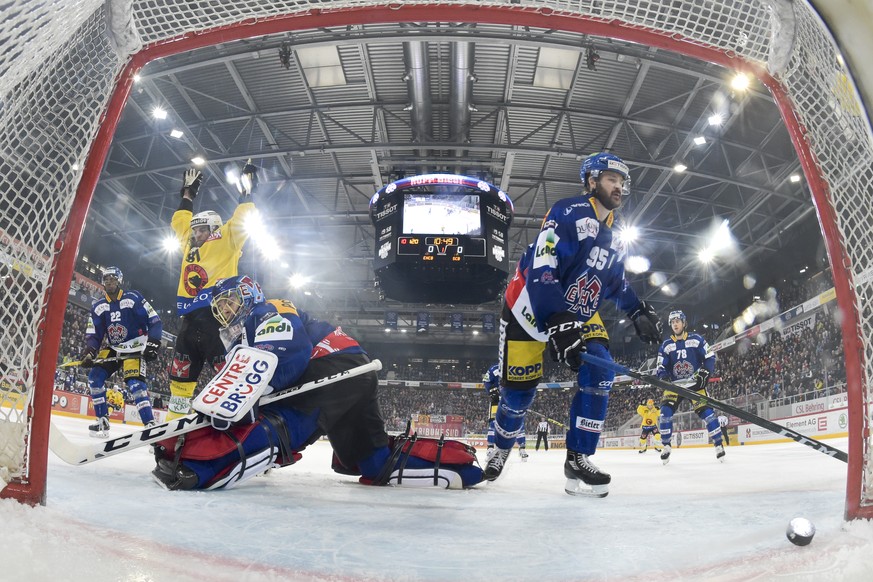 Erste Tor (1-0) von SC Bern Spieler Andrew Ebbett, im vierten Eishockey Playoff-Viertelfinalspiel der National League A zwischen dem SC Bern und dem EHC Biel am, am Samstag, 11. Maerz 2017, in der Tis ...