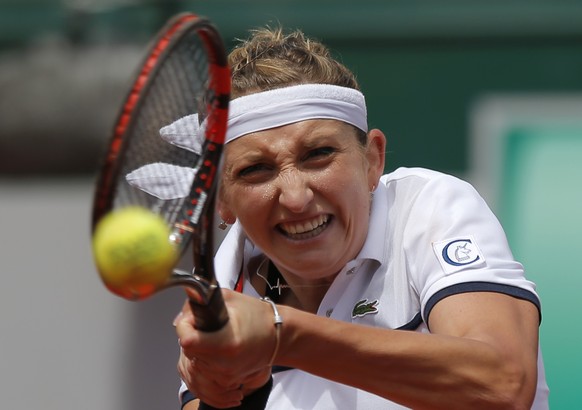 Timea Bacsinszky of Switzerland returns the ball to Belgium&#039;s Alison van Uytvanck during their quarterfinal match of the French Open tennis tournament, at the Roland Garros stadium, Wednesday, Ju ...