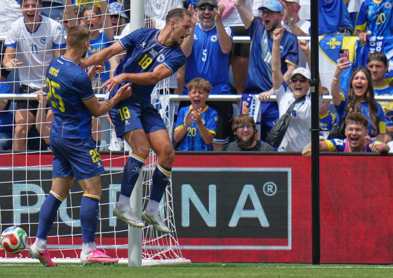 Die Fans von Nati-Gegner Bosnien sorgen bereits beim Testspiel für Gänsehautstimmung