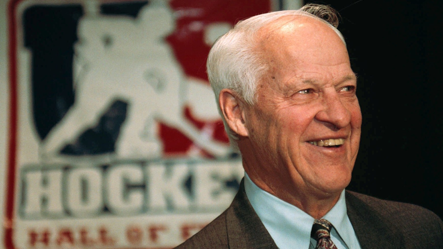 FILE - In this Nov. 1, 2000, file photo, hockey legend Gordie Howe speaks to the media before the U.S. Hockey Hall of Fame's 27th Annual Enshrinement Dinner at the Xcel Energy Center in St. Paul, ...