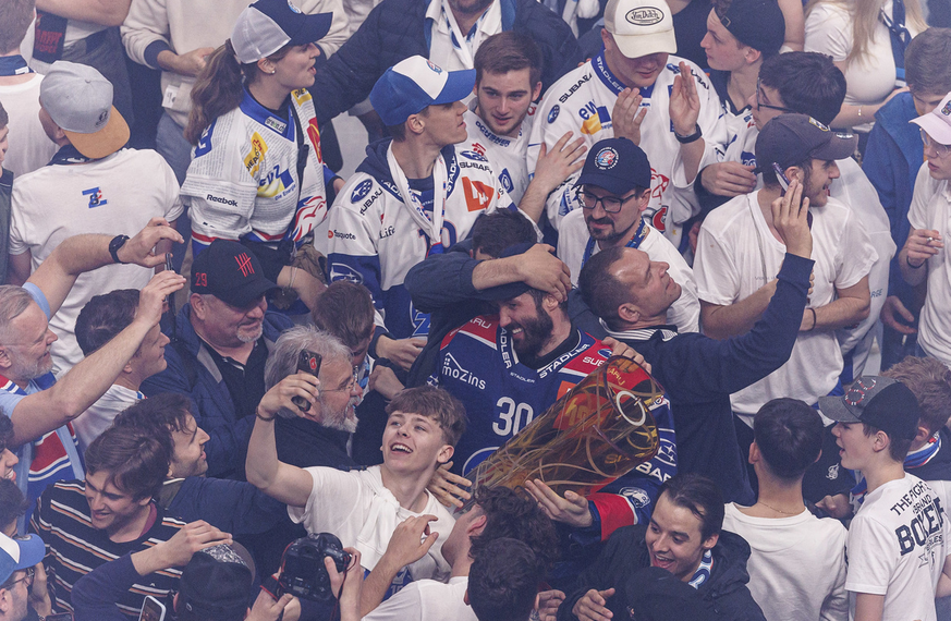 ZSC_Selfie mit Hrubec und Pokal