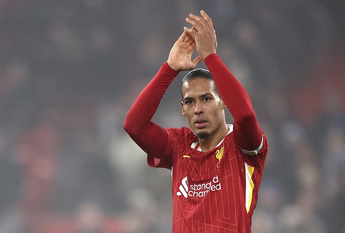 epa11794346 Liverpool captain Virgil van Dijk applauds fans after the English Premier League soccer match between Liverpool FC and Leicester City FC, in Liverpool, Britain, 26 December 2024. Liverpool ...
