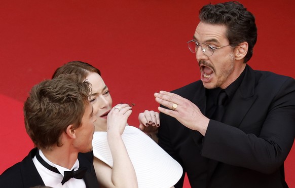 epa12109686 Emma Stone (C) tries to avoid a bee next to Austin Butler (L) and Pedro Pascal (R) at the premiere of &#039;Eddington&#039; during the 78th annual Cannes Film Festival, in Cannes, France,  ...