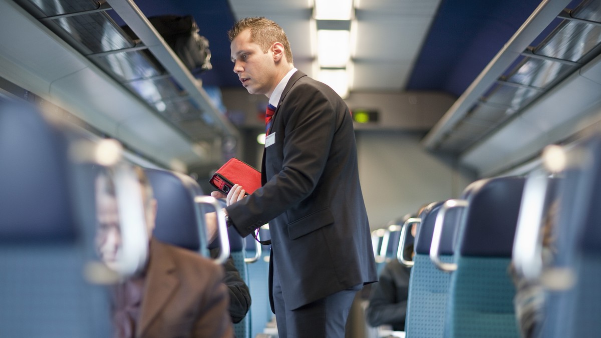 ARCHIVBILD ZUR VERGABE DER FERNVERKEHRSKONZESSIONEN DURCH DAS BAV, AM MONTAG, 23. OKTOBER 2017 - A ticket collector checks the passengers&amp;#039; tickets in an InterCity train of the Swiss Federal R ...