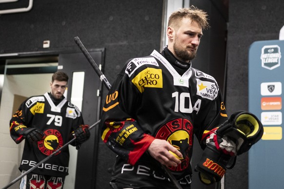 Tristan Scherwey (SCB), rechts, und Mitspieler Thierry Bader begeben sich aufs Eis vor dem Spiel der Eishockey National League zwischen SC Bern, SCB, und ZSC Lions, ZSC, vom Samstag, 1. Februar 2025 i ...