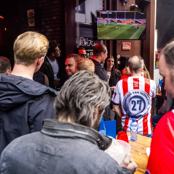 EINDHOVEN - PSV supporters are watching the Eredivisie match between FC Volendam and Feyenoord in Eindhoven s city center. If Feyenoord drops points, PSV will be officially crowned champions. ROB ENGE ...