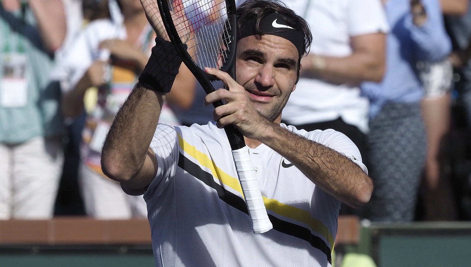 epa06597055 Roger Federer of Switzerland acknowledges the crowd after defeating Federico Delbonis of Argentina during the BNP Paribas Open at the Indian Wells Tennis Garden in Indian Wells, California ...