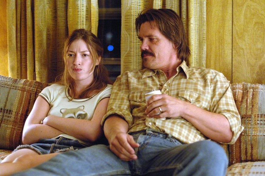 NO COUNTRY FOR OLD MEN, Kelly Macdonald, Josh Brolin, 2007.