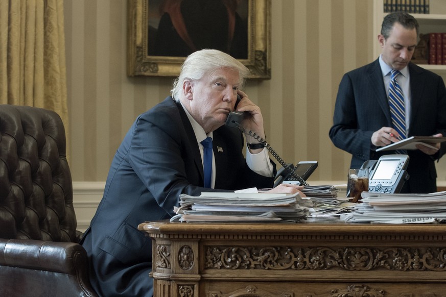 Donald Trump möchte den Whistleblower, der ihn stark belastet hat, treffen.