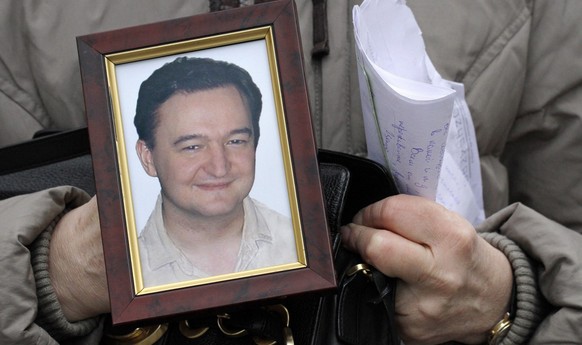 Sergei Magnitsky: Die Mutter des zu Tode gefolterten russischen Anwalts präsentiert ein Bild ihres Sohnes (November 2009).